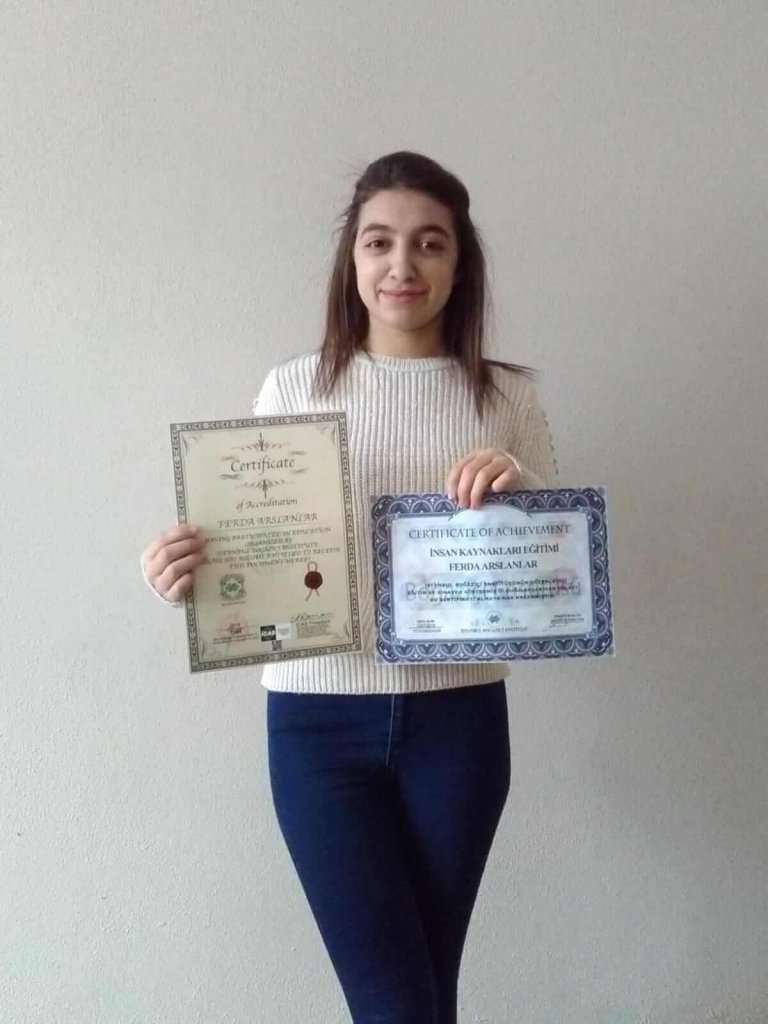 sertifika kazanan öğrenci